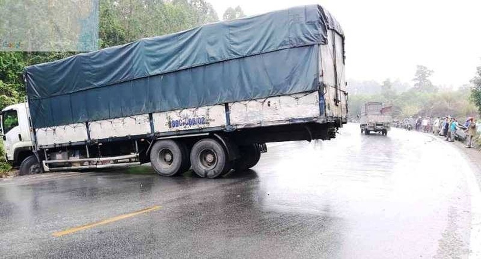 Xe tải va chạm xe bán tải, tài xế mắc kẹt trong cabin - 1 Xe tải va chạm xe bán tải, tài xế mắc kẹt trong cabin - 1