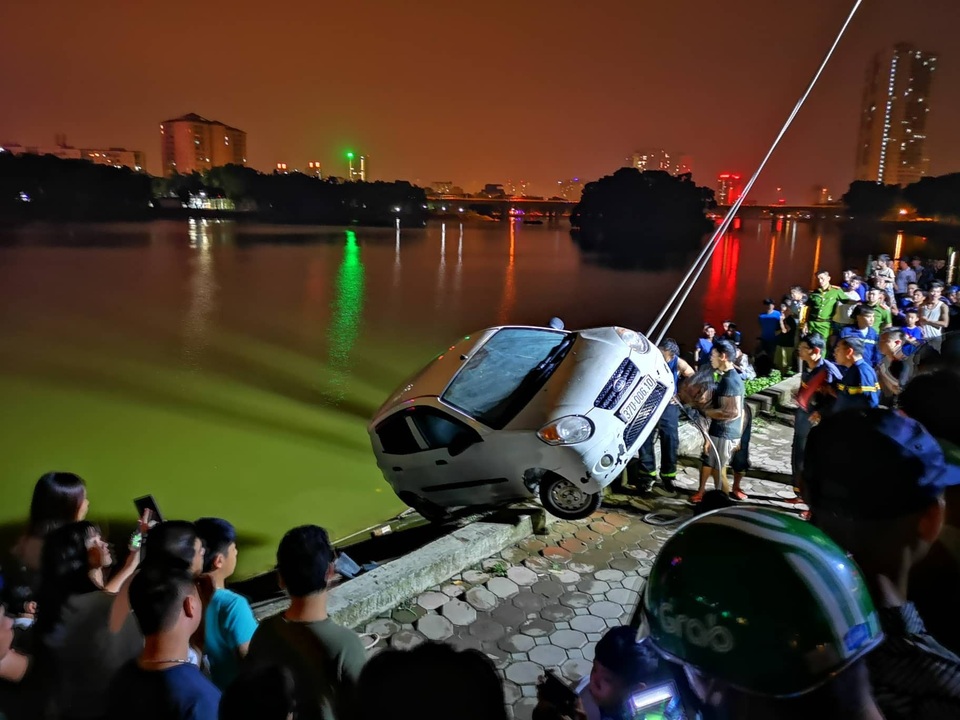 Hà Nội: Ô tô lao xuống hồ Linh Đàm, tài xế đạp cửa thoát thân - 2 Hà Nội: Ô tô lao xuống hồ Linh Đàm, tài xế đạp cửa thoát thân - 2
