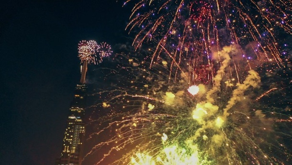 Choáng ngợp màn pháo hoa mãn nhãn từ toà tháp cao nhất Đông Nam Á. - 2
