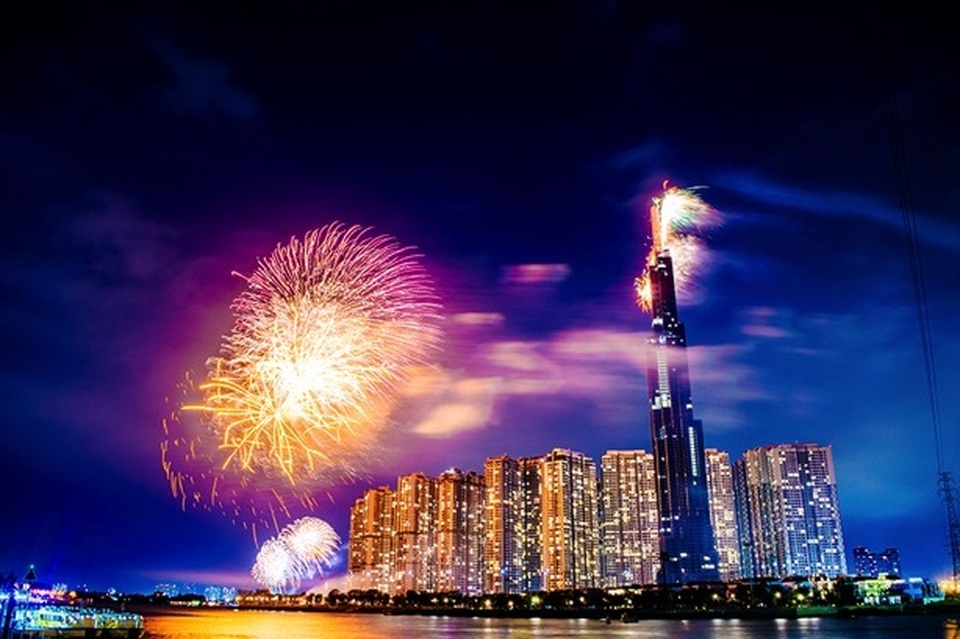 Choáng ngợp màn pháo hoa mãn nhãn từ toà tháp cao nhất Đông Nam Á. - 3