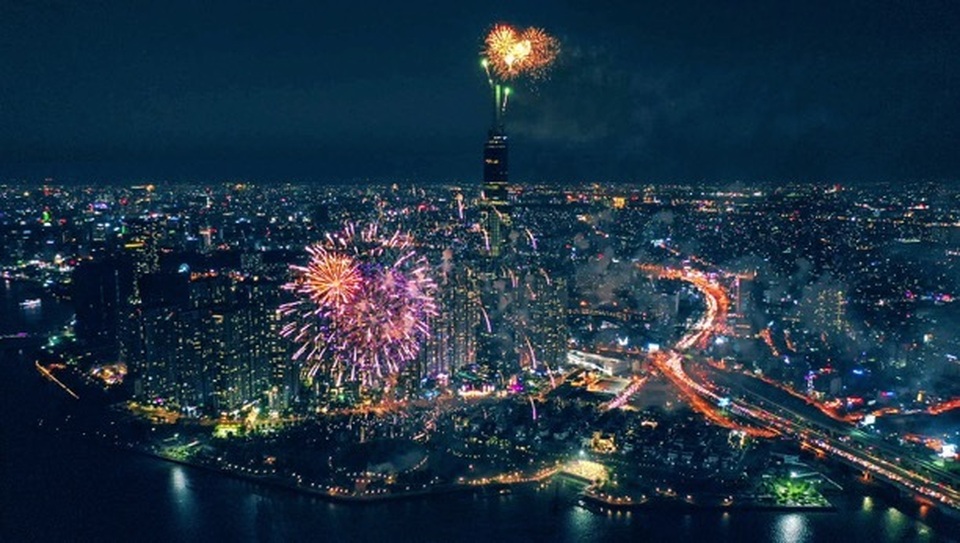 Choáng ngợp màn pháo hoa mãn nhãn từ toà tháp cao nhất Đông Nam Á. - 4
