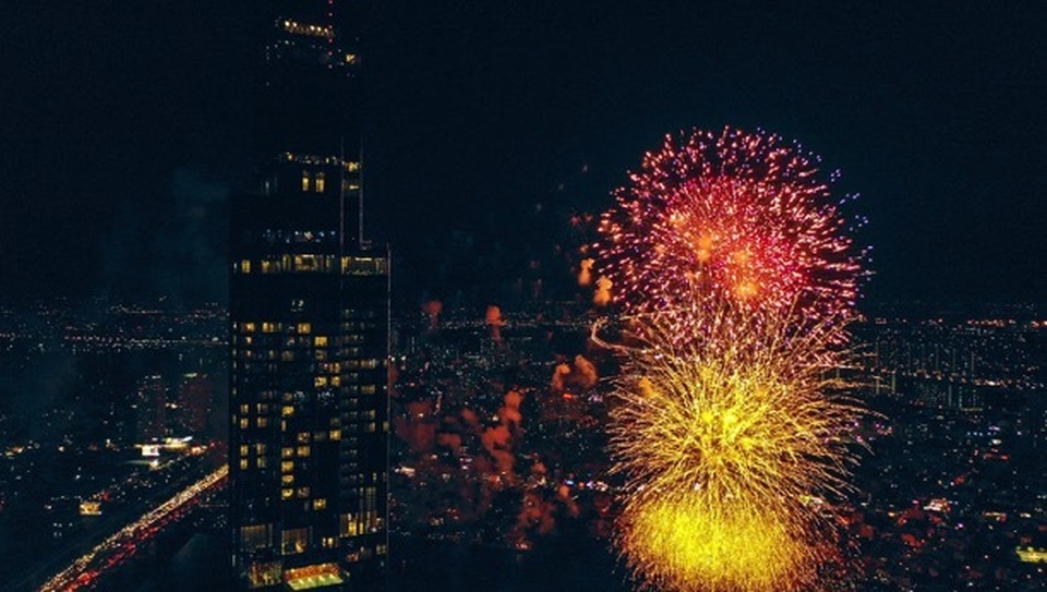 Choáng ngợp màn pháo hoa mãn nhãn từ toà tháp cao nhất Đông Nam Á. - 5