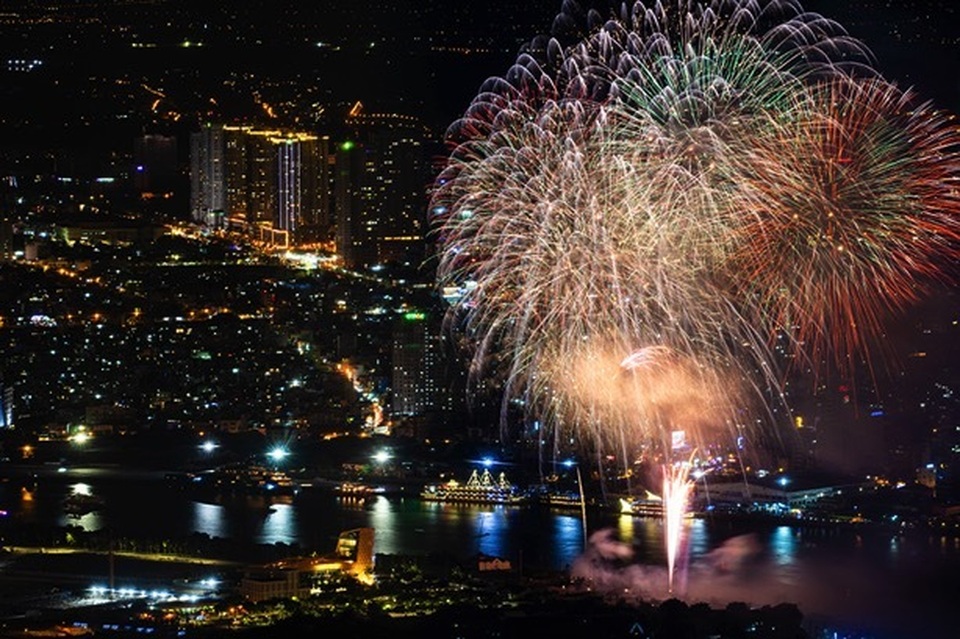 Choáng ngợp màn pháo hoa mãn nhãn từ toà tháp cao nhất Đông Nam Á. - 6