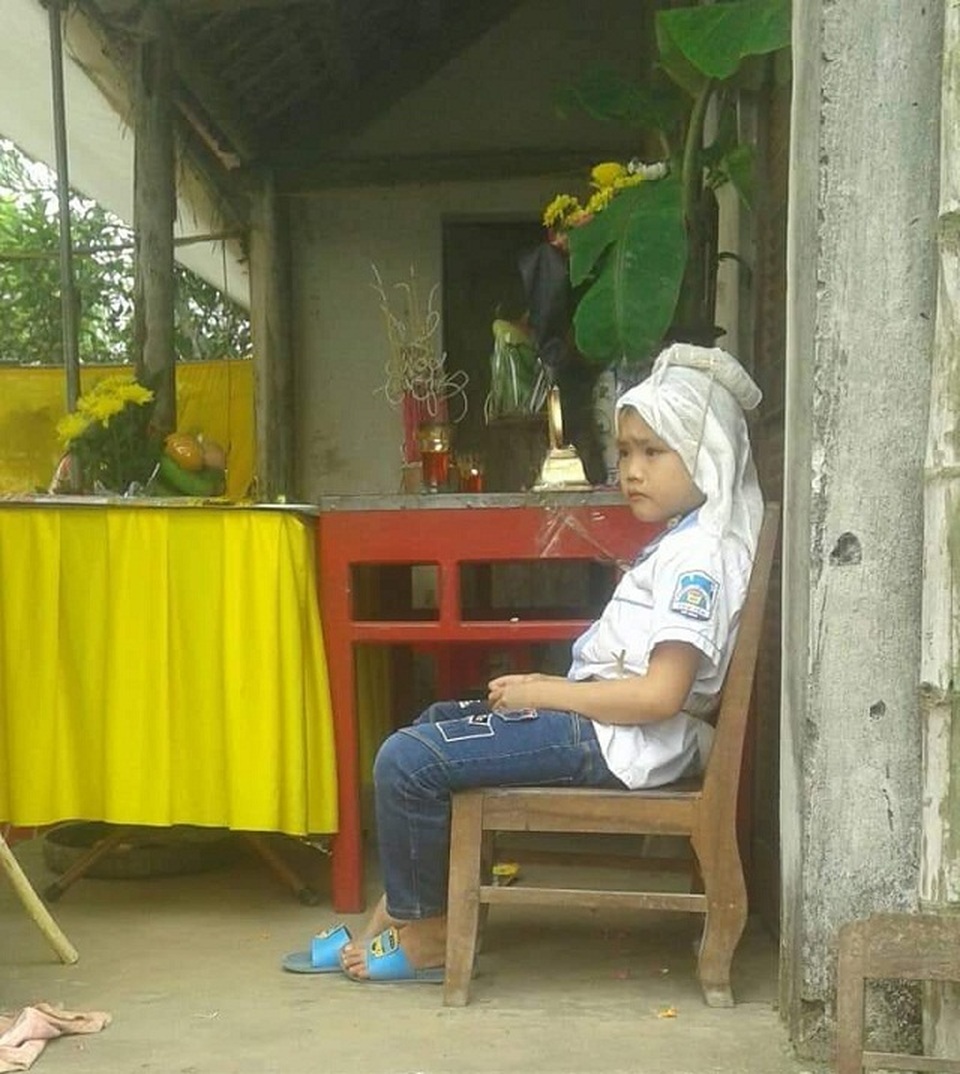 Hai bà cháu rau cháo nuôi nhau sau vụ tai nạn cướp đi sinh mạng bố mẹ bé 8 tuổi - 1