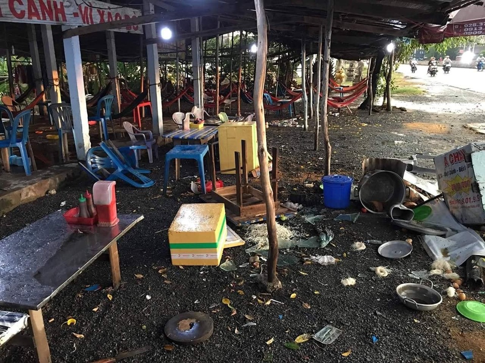 Vụ chủ quán ăn đánh khách toác đầu: Khởi tố nhóm thanh niên đập phá quán - 2 Vụ chủ quán ăn đánh khách toác đầu: Khởi tố nhóm thanh niên đập phá quán - 2