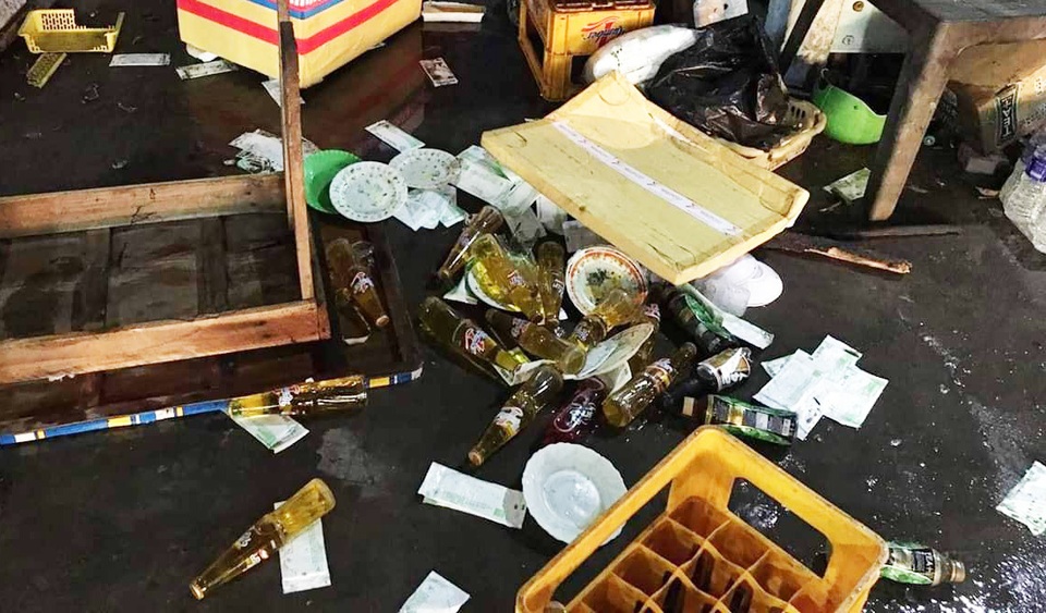 Nhóm người lạ đập phá tan hoang quán ăn bị tố “chặt chém”, hành hung khách - 1 Nhóm người lạ đập phá tan hoang quán ăn bị tố “chặt chém”, hành hung khách - 1