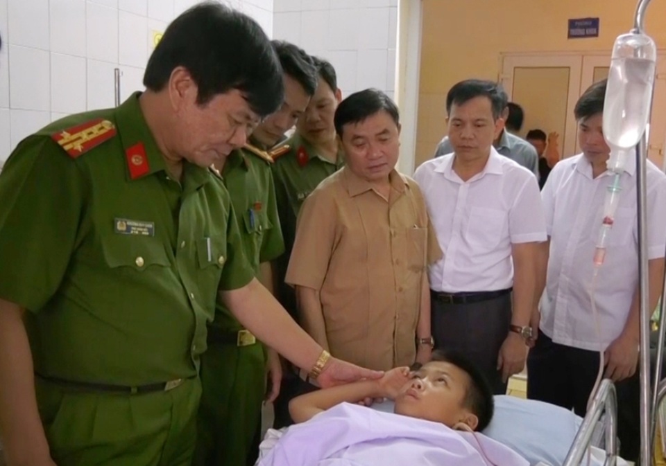 Vụ 5 học sinh và cô giáo bị đâm tại trường: Cô giáo kể lại giây phút kinh hoàng - 8 Vụ 5 học sinh và cô giáo bị đâm tại trường: Cô giáo kể lại giây phút kinh hoàng - 8