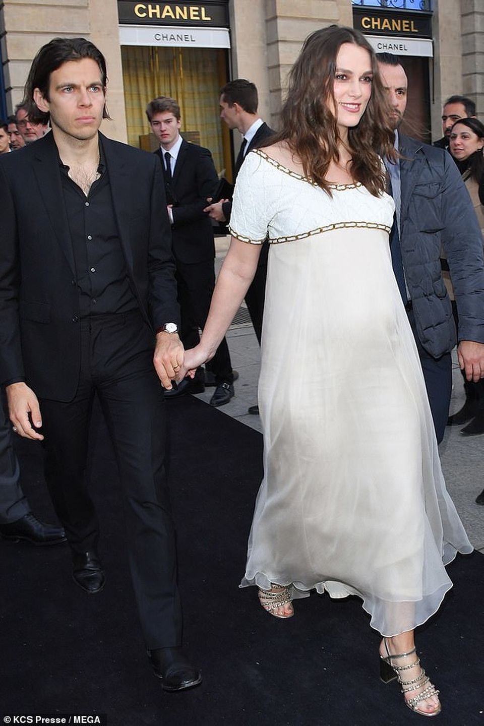 Keira Knightley bất ngờ lộ bụng bầu - 4 Keira Knightley bất ngờ lộ bụng bầu - 4