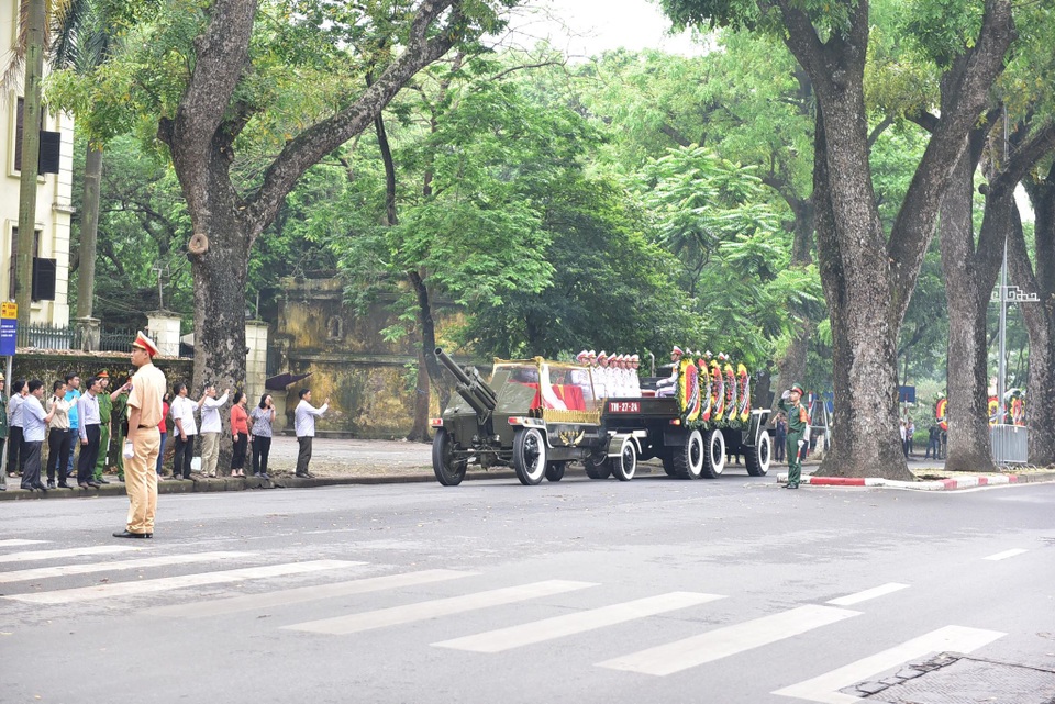 Máy bay đưa nguyên Chủ tịch nước Lê Đức Anh về nơi an nghỉ cuối cùng tại TPHCM - 7