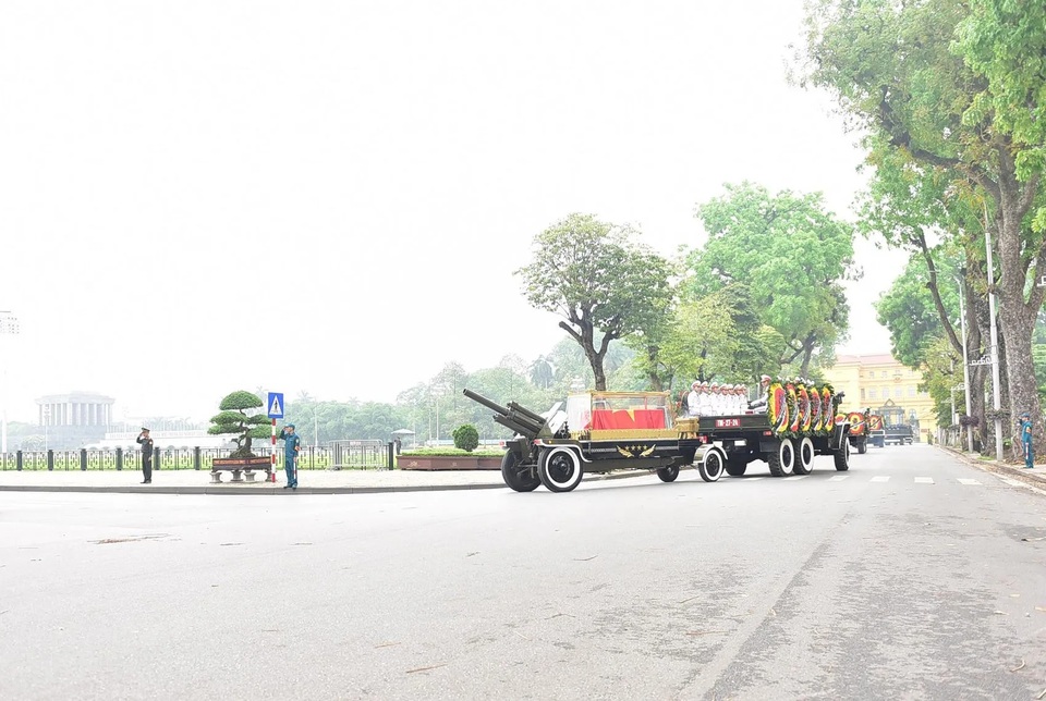 Máy bay đưa nguyên Chủ tịch nước Lê Đức Anh về nơi an nghỉ cuối cùng tại TPHCM - 10