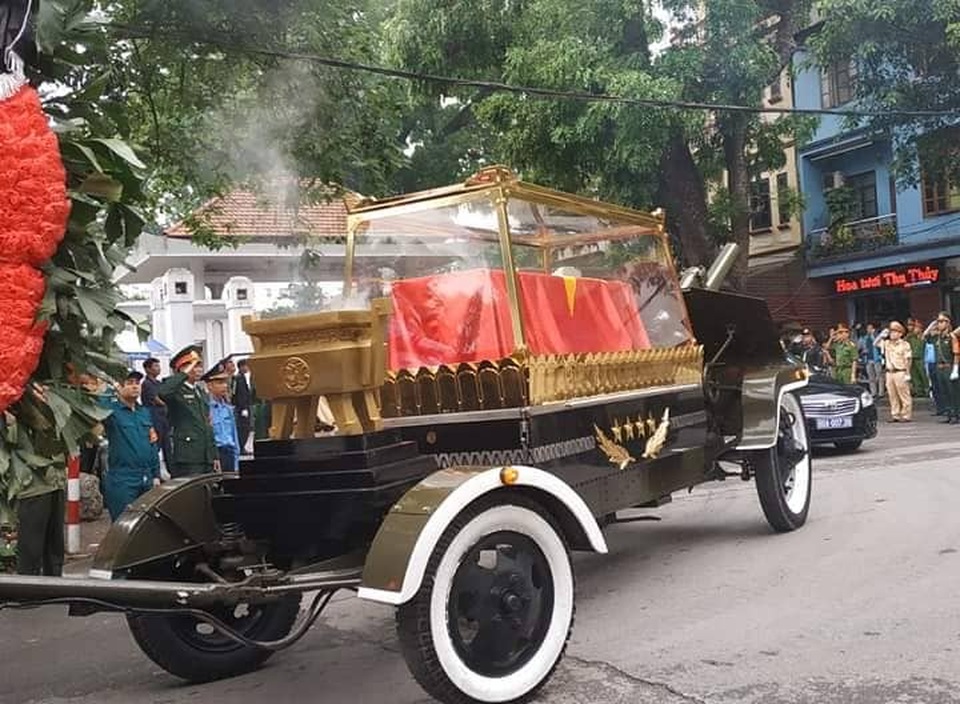 Máy bay đưa nguyên Chủ tịch nước Lê Đức Anh về nơi an nghỉ cuối cùng tại TPHCM - 16