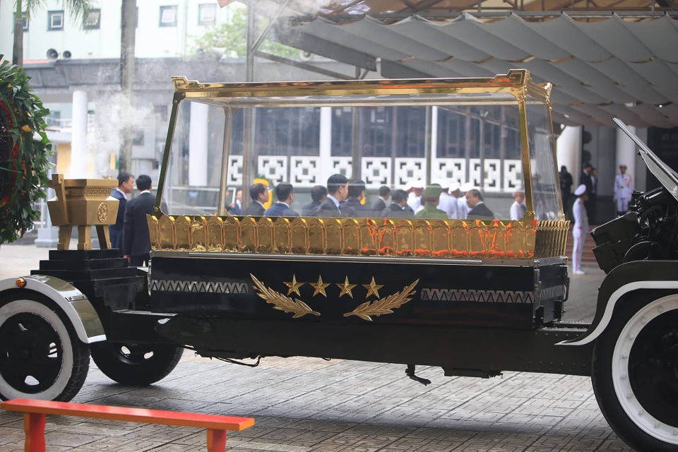 Máy bay đưa nguyên Chủ tịch nước Lê Đức Anh về nơi an nghỉ cuối cùng tại TPHCM - 42