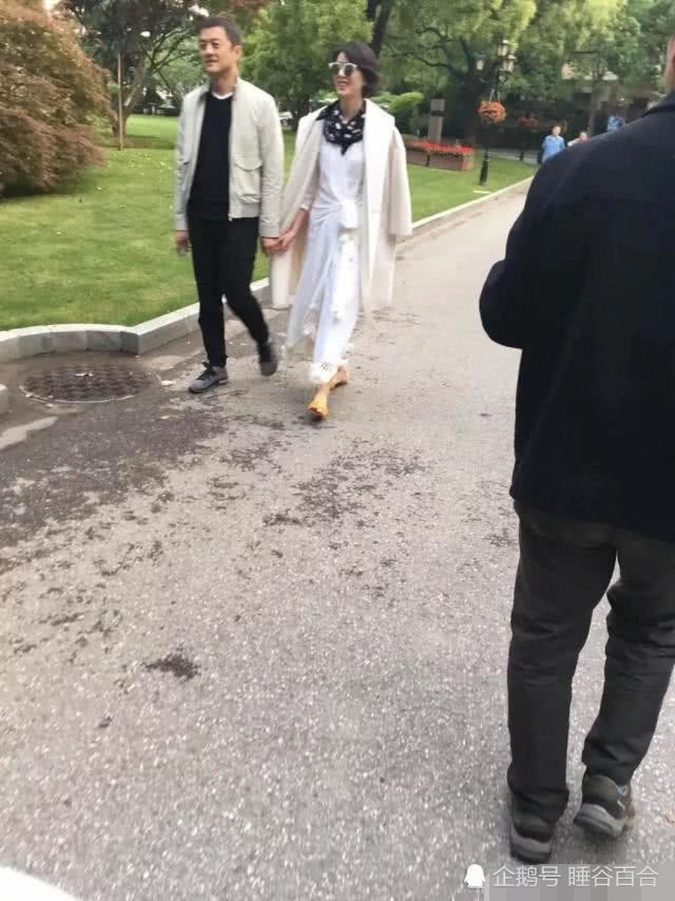 Fan chúc phúc cho Lý Á Bằng và bạn gái mới sau 6 năm ly hôn Vương Phi - 2 Fan chúc phúc cho Lý Á Bằng và bạn gái mới sau 6 năm ly hôn Vương Phi - 2