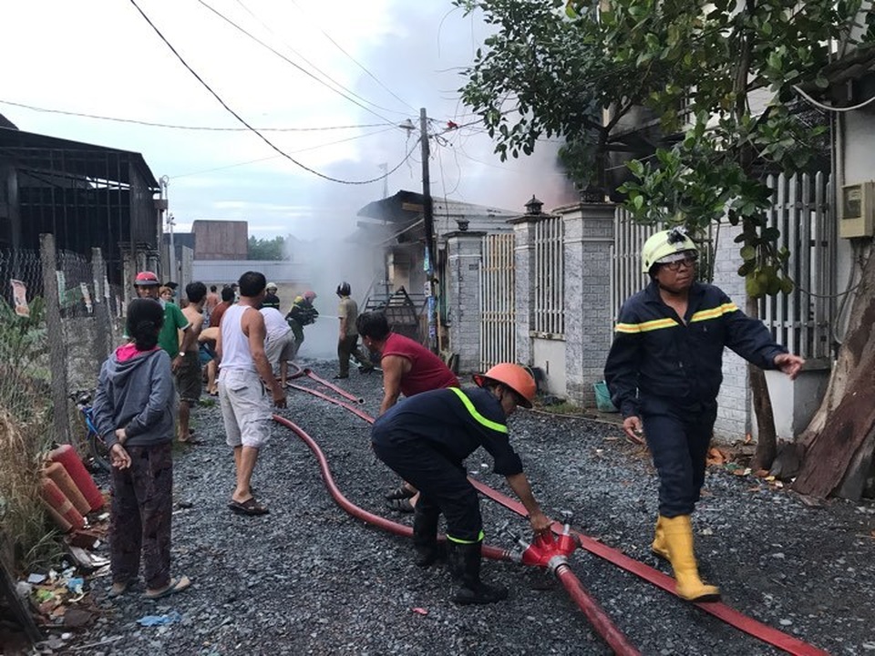 Cháy lớn trong khu dân cư, nhiều người may mắn thoát nạn - 3 Cháy lớn trong khu dân cư, nhiều người may mắn thoát nạn - 3