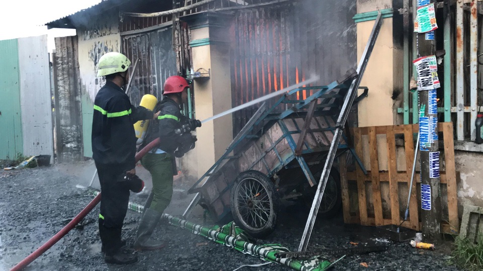 Cháy lớn trong khu dân cư, nhiều người may mắn thoát nạn - 5 Cháy lớn trong khu dân cư, nhiều người may mắn thoát nạn - 5