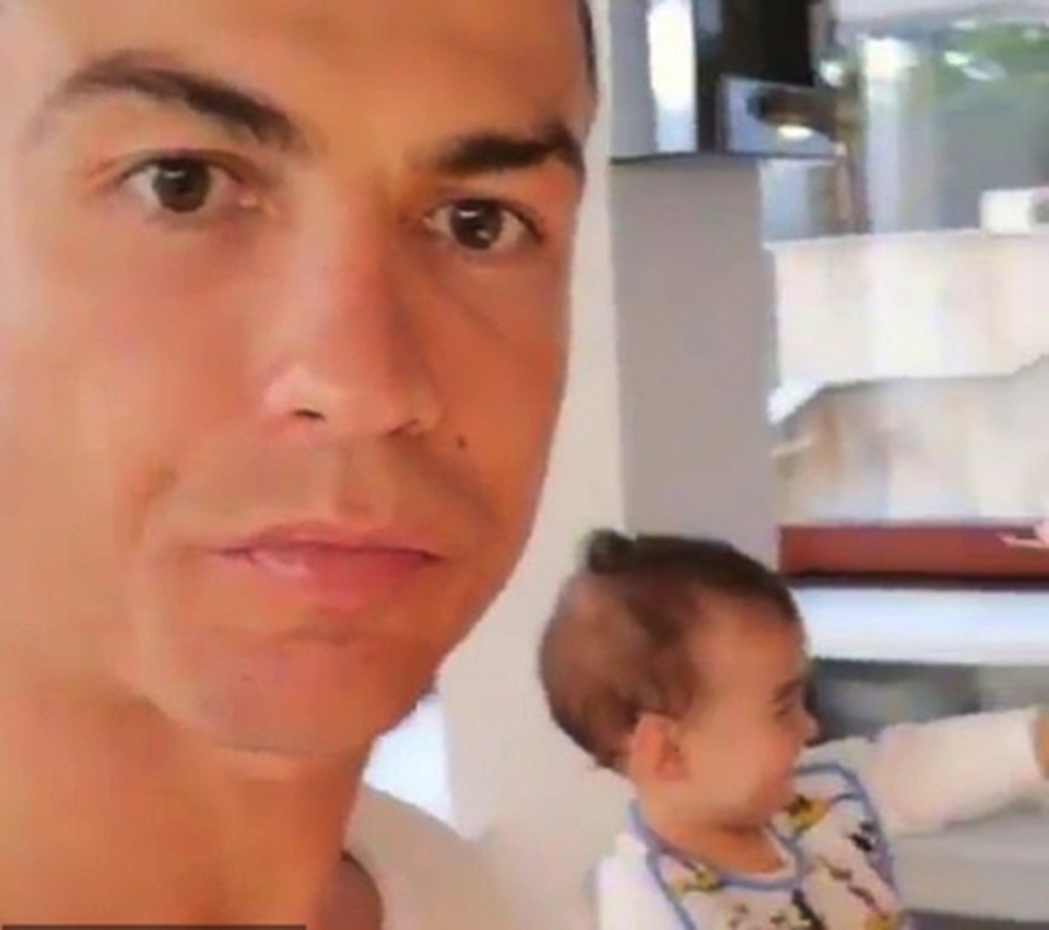 Cận cảnh cuộc sống hạnh phúc với vợ đẹp, con thơ của C.Ronaldo - 1