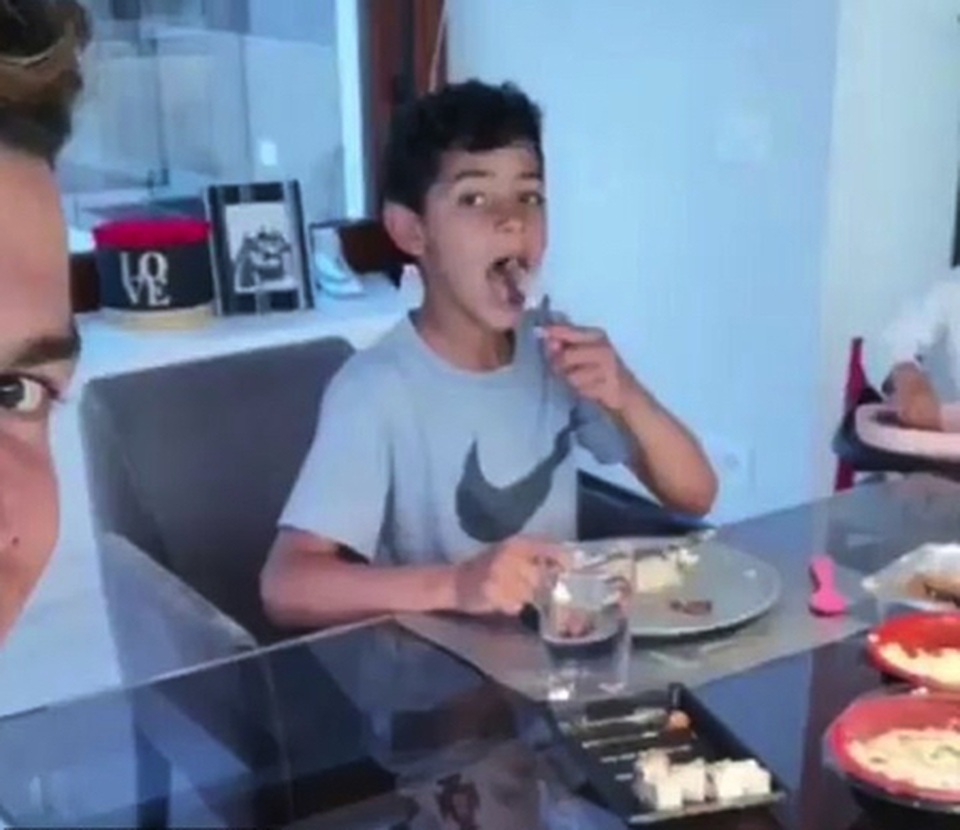 Cận cảnh cuộc sống hạnh phúc với vợ đẹp, con thơ của C.Ronaldo - 2