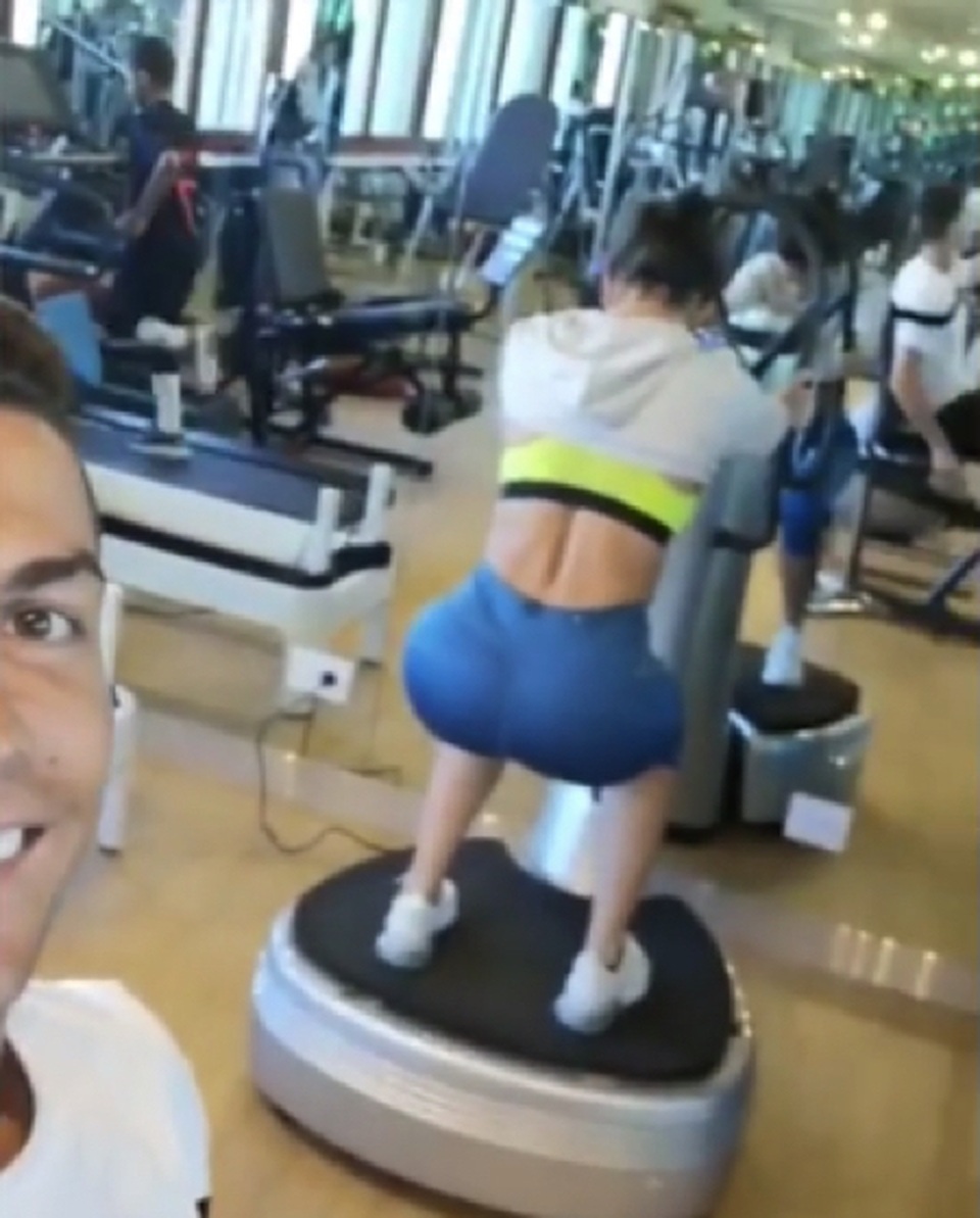 Cận cảnh cuộc sống hạnh phúc với vợ đẹp, con thơ của C.Ronaldo - 4