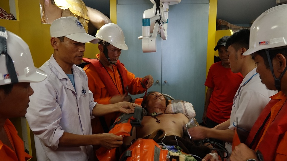 Cấp cứu ngư dân bị tời đập vào giữa bụng gây hôn mê - 1 Cấp cứu ngư dân bị tời đập vào giữa bụng gây hôn mê - 1