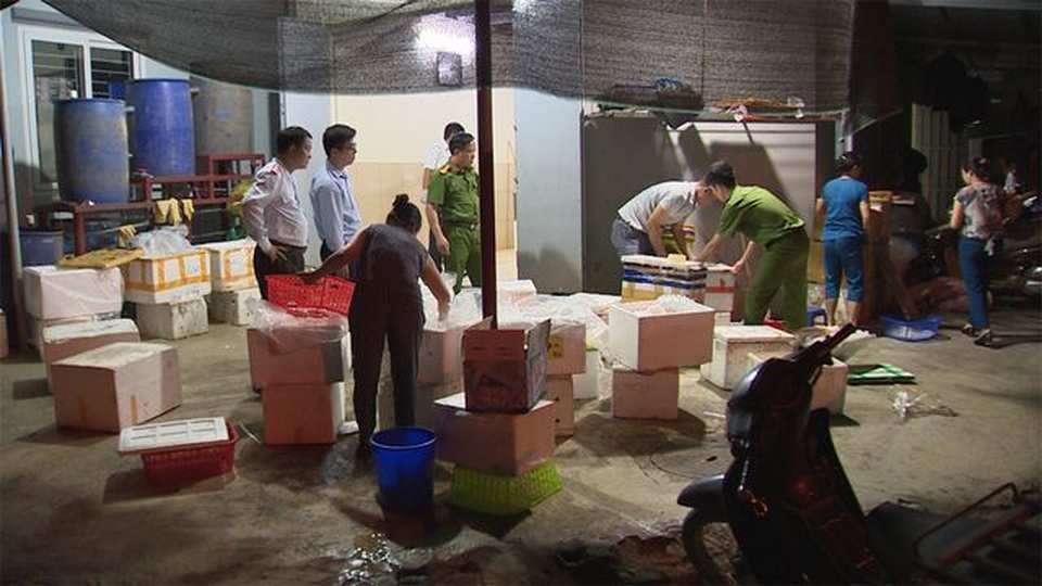 Triệt phá dứt điểm các cơ sở đưa tạp chất vào tôm - 1 Triệt phá dứt điểm các cơ sở đưa tạp chất vào tôm - 1