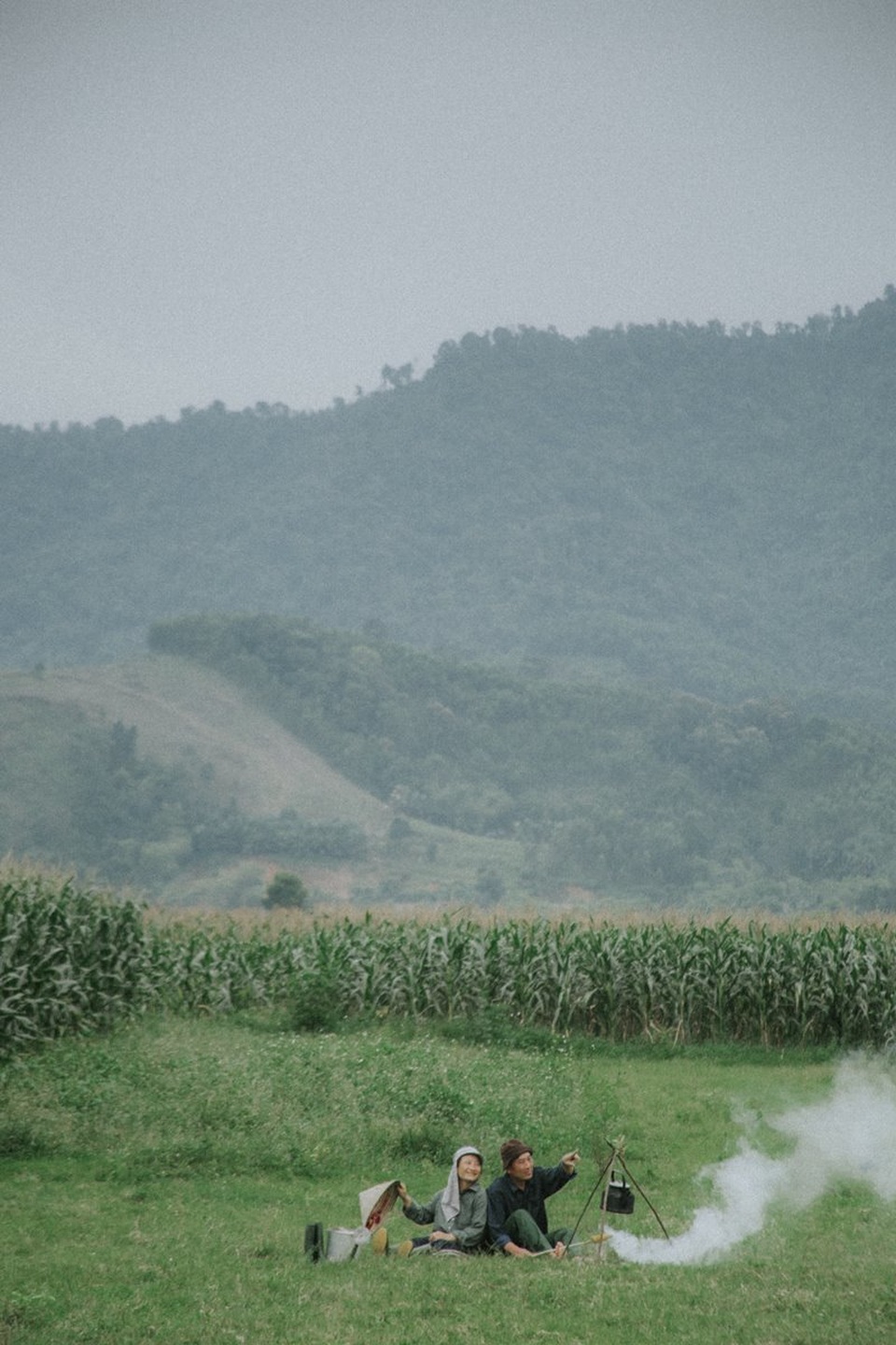 Hạnh phúc bình dị của cặp vợ chồng nông dân Hà Tĩnh trên cánh đồng ngô - 7 Hạnh phúc bình dị của cặp vợ chồng nông dân Hà Tĩnh trên cánh đồng ngô - 7