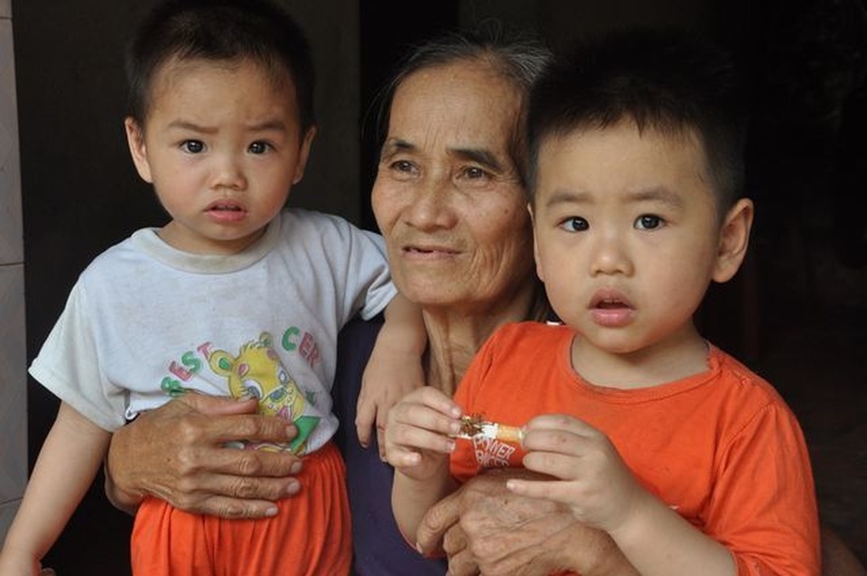 Bạn đọc Dân trí trao tặng 80 triệu đồng đến hai bé Thiện, Trí không có bố, mẹ bị tâm thần - 2 Bạn đọc Dân trí trao tặng 80 triệu đồng đến hai bé Thiện, Trí không có bố, mẹ bị tâm thần - 2