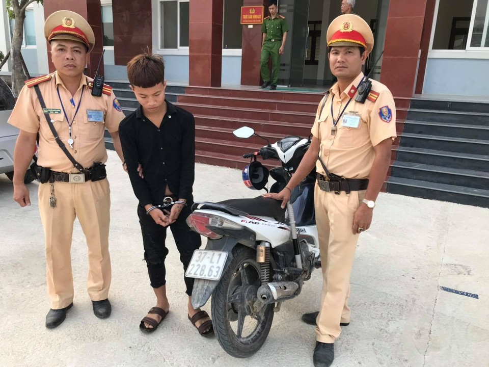 Tổ CSGT bắt đối tượng táo tợn trộm xe máy giữa ban ngày - 1 Tổ CSGT bắt đối tượng táo tợn trộm xe máy giữa ban ngày - 1