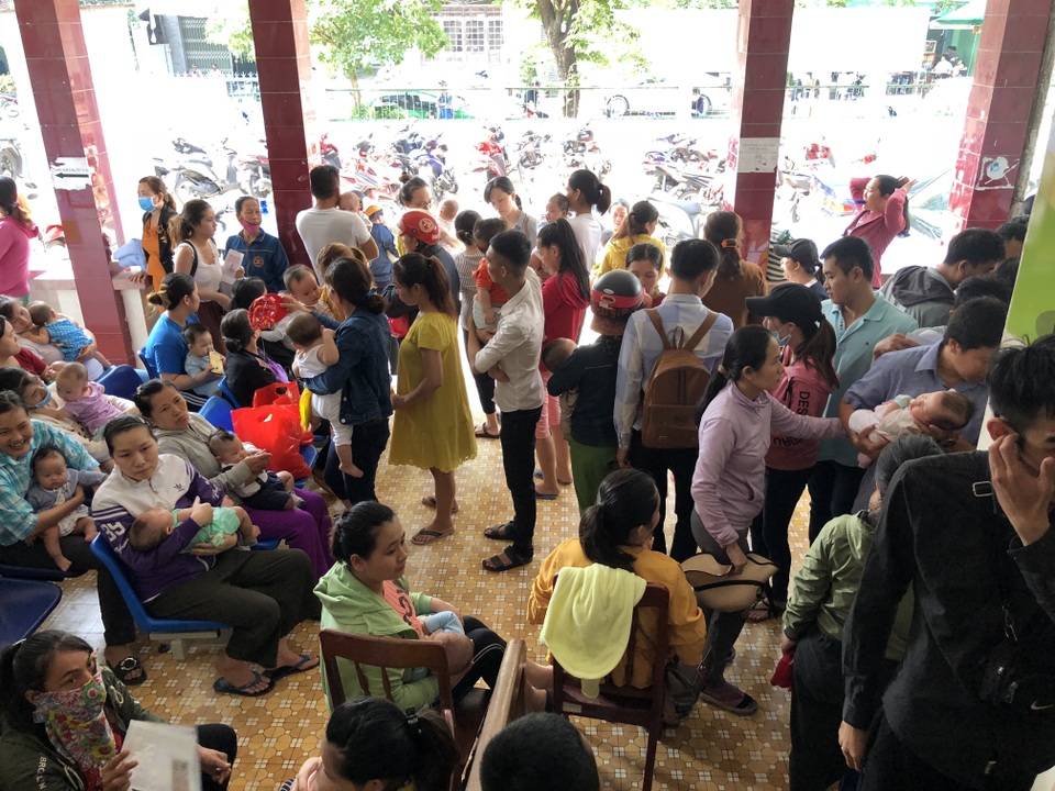 Quảng Ngãi: Săn vắc xin 6 trong 1 từ 3h sáng vẫn ra về tay trắng - 2 Quảng Ngãi: Săn vắc xin 6 trong 1 từ 3h sáng vẫn ra về tay trắng - 2