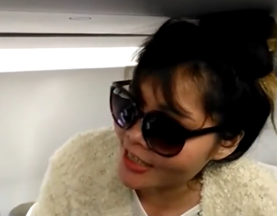 Hình ảnh đầu tiên của Đoàn Thị Hương trên chuyến bay về Việt Nam - 1 Hình ảnh đầu tiên của Đoàn Thị Hương trên chuyến bay về Việt Nam - 1