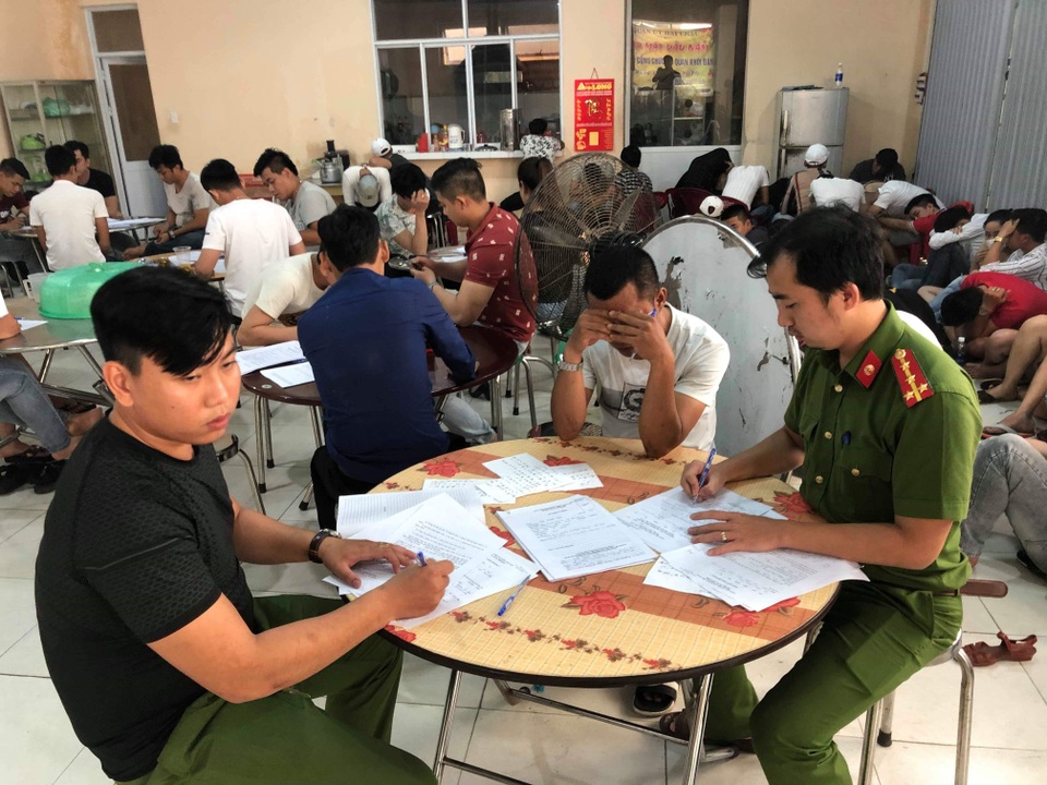 Đột kích quán bar tại Đà Nẵng: 80 người dương tính ma tuý - 2