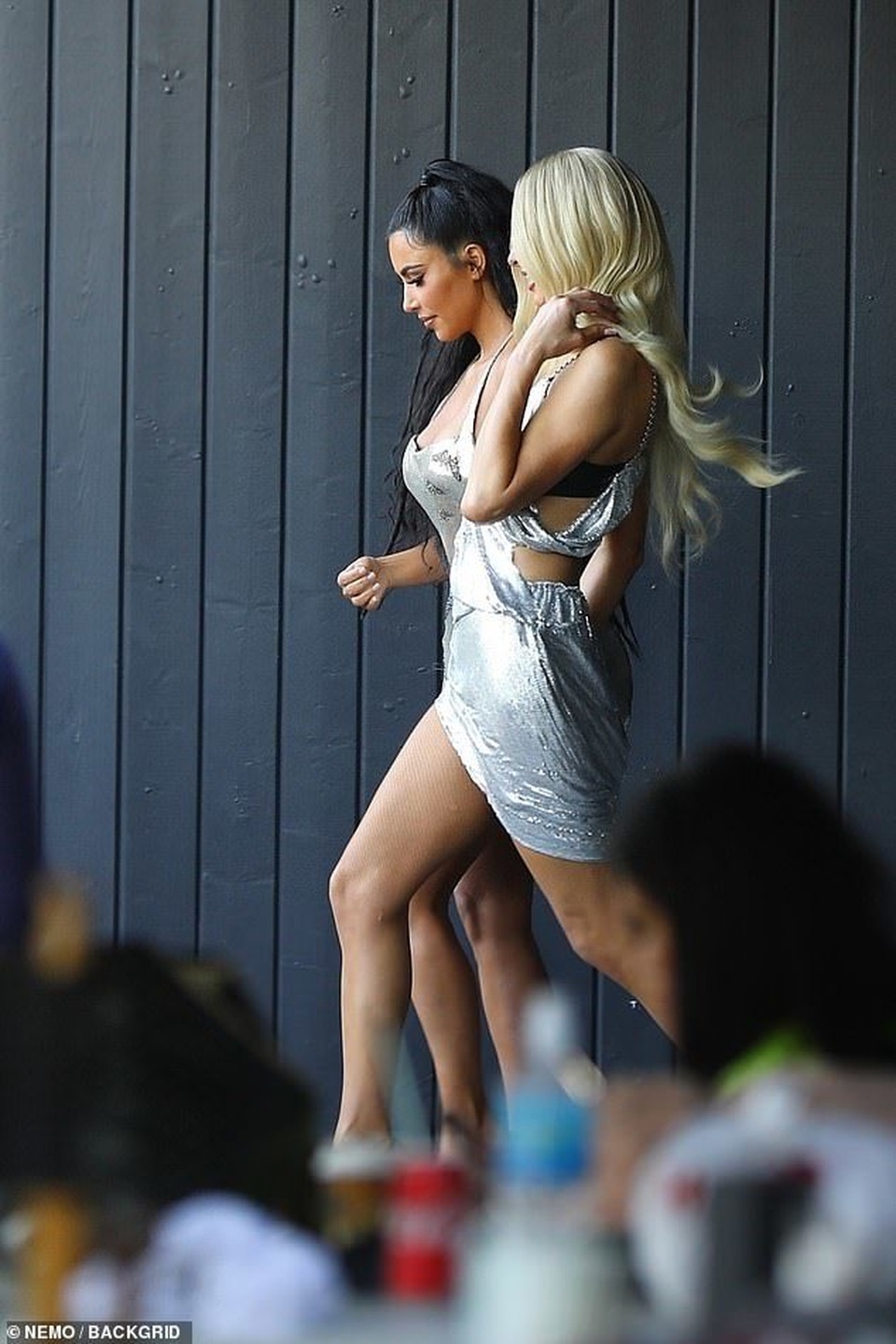 Kim Kardashian bất ngờ xuất hiện trong MV của Paris Hilton - 2