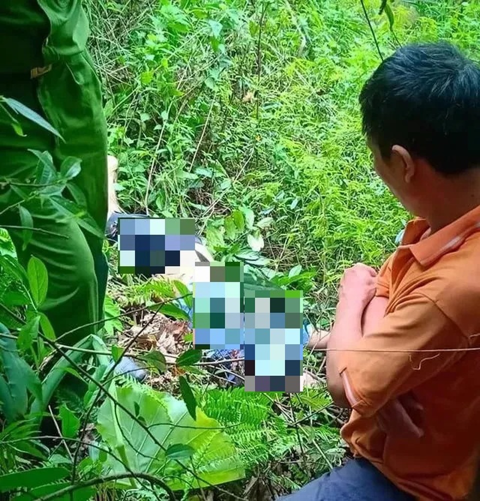 Leo núi Cấm Sơn, một thanh niên rơi xuống vực sâu 100m tử vong - 1 Leo núi Cấm Sơn, một thanh niên rơi xuống vực sâu 100m tử vong - 1