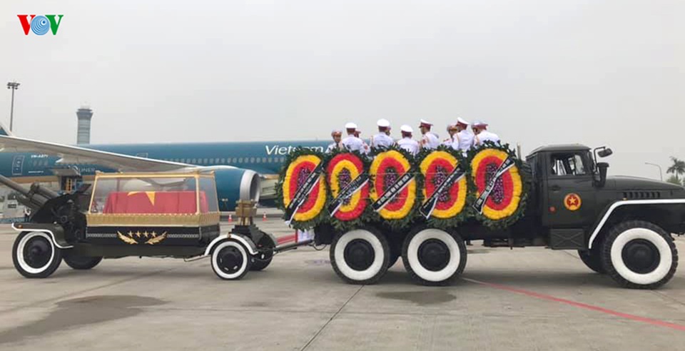 Máy bay đưa nguyên Chủ tịch nước Lê Đức Anh về nơi an nghỉ cuối cùng tại TPHCM - 2