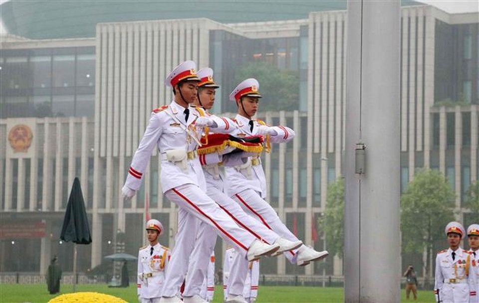 Nghi thức treo cờ rủ Lễ Quốc tang Đại tướng Lê Đức Anh - 1 Nghi thức treo cờ rủ Lễ Quốc tang Đại tướng Lê Đức Anh - 1