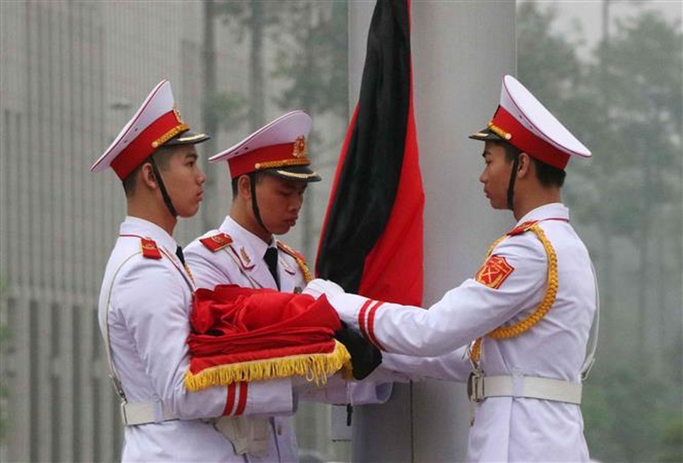 Nghi thức treo cờ rủ Lễ Quốc tang Đại tướng Lê Đức Anh - 8 Nghi thức treo cờ rủ Lễ Quốc tang Đại tướng Lê Đức Anh - 8