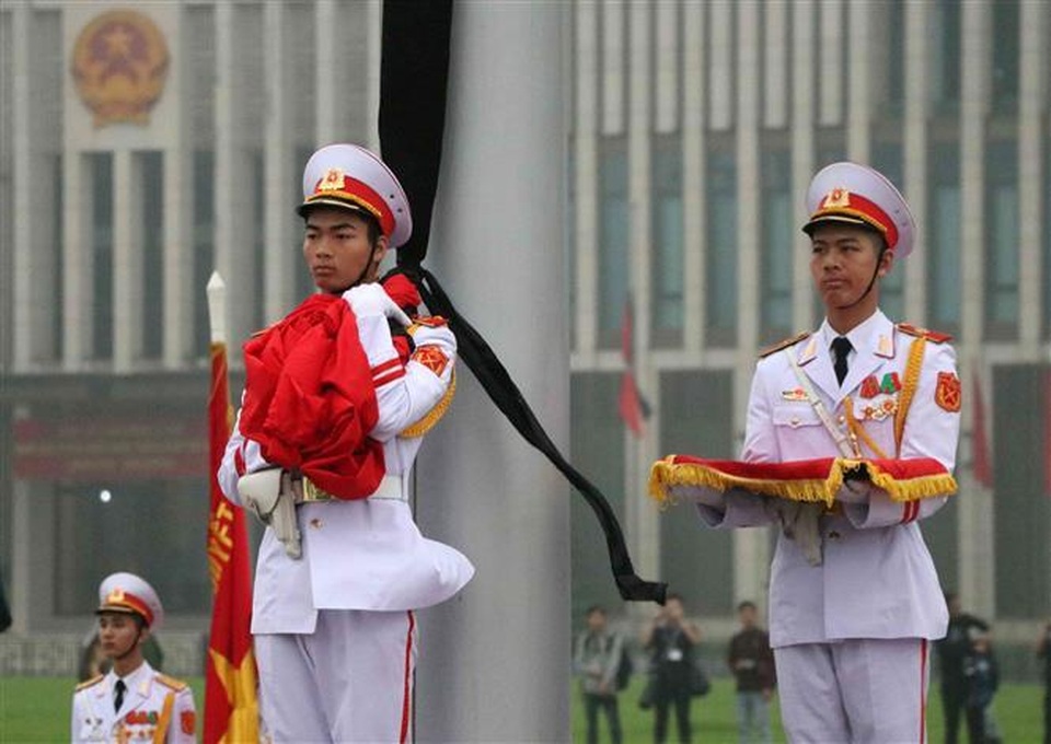 Nghi thức treo cờ rủ Lễ Quốc tang Đại tướng Lê Đức Anh - 4 Nghi thức treo cờ rủ Lễ Quốc tang Đại tướng Lê Đức Anh - 4