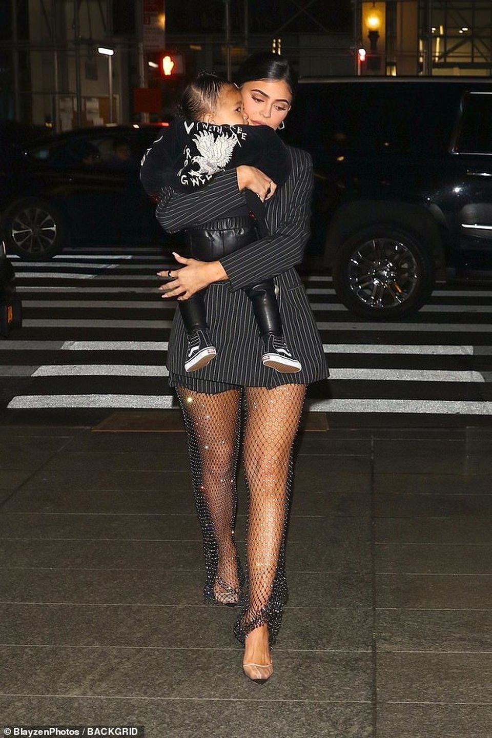 Kylie Jenner bế con gái cưng ra phố - 4