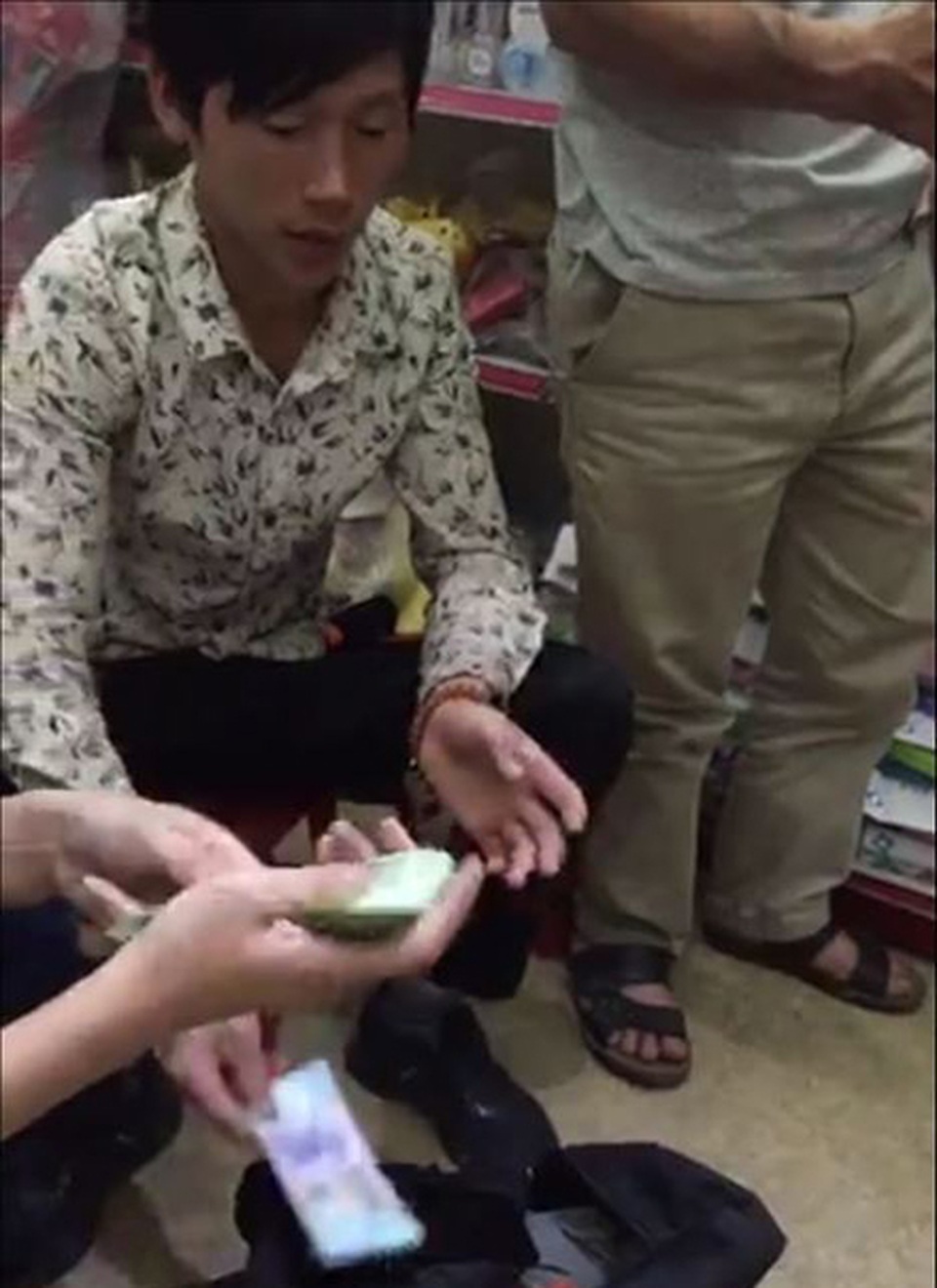 Giọt nước mắt vui mừng của anh công nhân mỏ nhận lại 25 triệu đồng - 1 Giọt nước mắt vui mừng của anh công nhân mỏ nhận lại 25 triệu đồng - 1