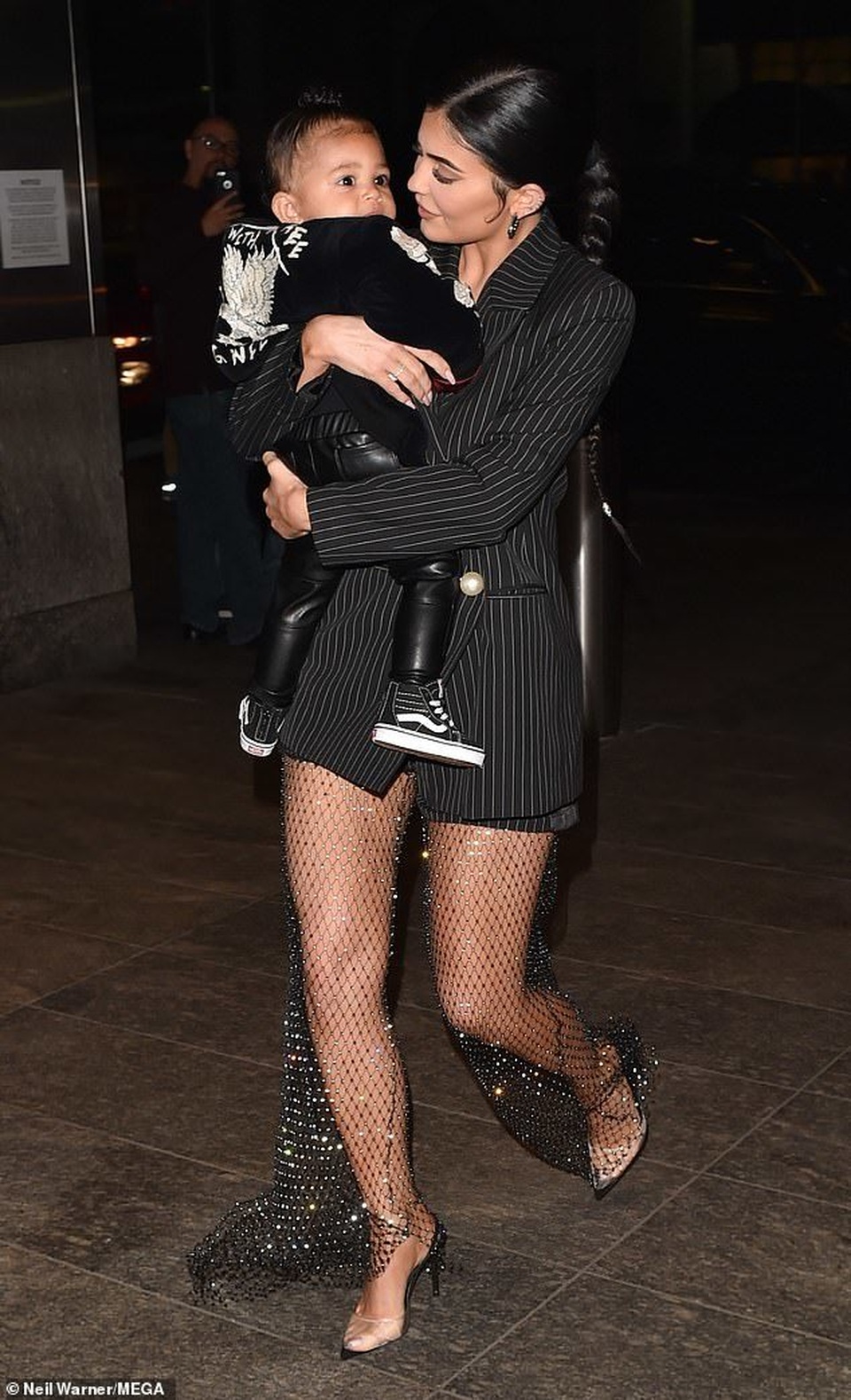 Kylie Jenner bế con gái cưng ra phố - 3