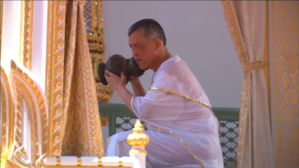 Quốc vương Thái Lan đội vương miện hơn 7kg, chính thức đăng quang - 12 Quốc vương Thái Lan đội vương miện hơn 7kg, chính thức đăng quang - 12