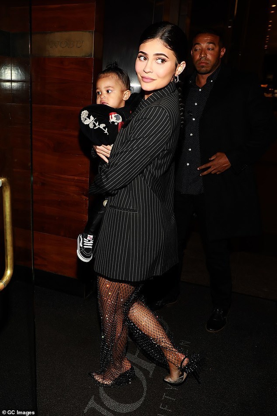 Kylie Jenner bế con gái cưng ra phố - 2