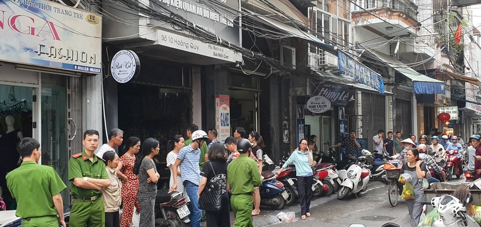 Đối tượng đổ xăng phóng hỏa cửa hàng quần áo trẻ em bị bắt giữ - 2 Đối tượng đổ xăng phóng hỏa cửa hàng quần áo trẻ em bị bắt giữ - 2