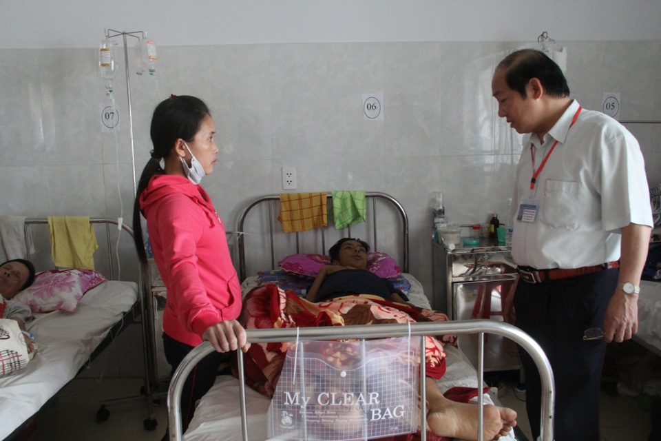 Bạn đọc Dân trí giúp gia đình người đàn ông mắc ung thư gan hơn 43 triệu đồng - 2 Bạn đọc Dân trí giúp gia đình người đàn ông mắc ung thư gan hơn 43 triệu đồng - 2