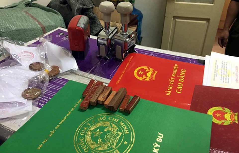 Công an Hà Nội triệt phá đường dây làm bằng giả, thu 1 tấn phôi bằng - 2 Công an Hà Nội triệt phá đường dây làm bằng giả, thu 1 tấn phôi bằng - 2