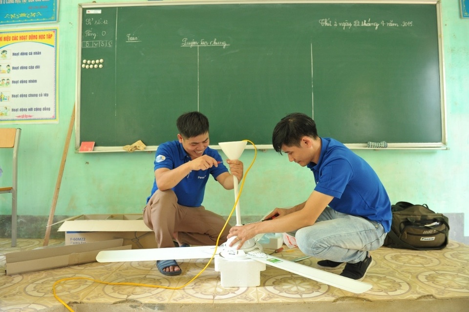 Kỹ thuật viên Panasonic triển khai lắp đặt quạt tại các lớp học Kỹ thuật viên Panasonic triển khai lắp đặt quạt tại các lớp học