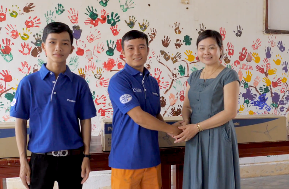 Đại diện Panasonic trao quạt cho cô Hạnh, Giám đốc làng Hòa Bình, Quảng Nam Đại diện Panasonic trao quạt cho cô Hạnh, Giám đốc làng Hòa Bình, Quảng Nam