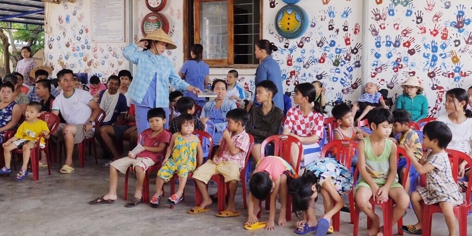 Các em bé làng Hòa Bình náo nức chờ đón món quà từ Panasonic Các em bé làng Hòa Bình náo nức chờ đón món quà từ Panasonic