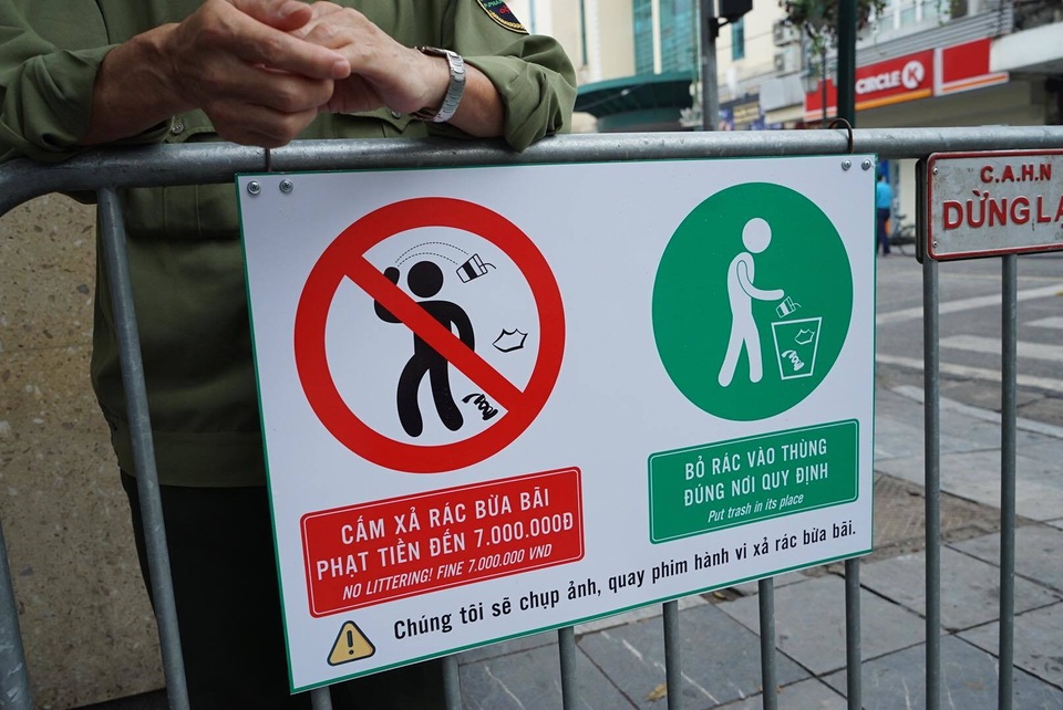 Hà Nội: Ghi hình người xả rác trên phố đi bộ để xử phạt - 4 Hà Nội: Ghi hình người xả rác trên phố đi bộ để xử phạt - 4