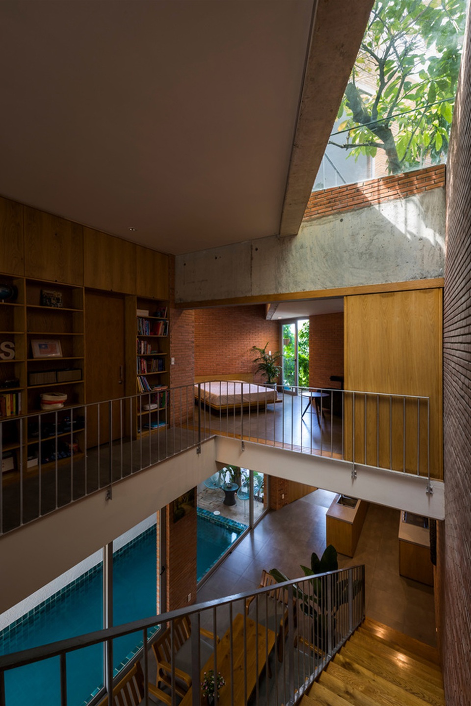 Giấu cả bể bơi trong phòng khách, ngôi nhà ba thế hệ ở TPHCM gây ấn tượng mạnh - 10 Giấu cả bể bơi trong phòng khách, ngôi nhà ba thế hệ ở TPHCM gây ấn tượng mạnh - 10