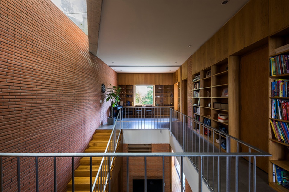 Giấu cả bể bơi trong phòng khách, ngôi nhà ba thế hệ ở TPHCM gây ấn tượng mạnh - 11 Giấu cả bể bơi trong phòng khách, ngôi nhà ba thế hệ ở TPHCM gây ấn tượng mạnh - 11